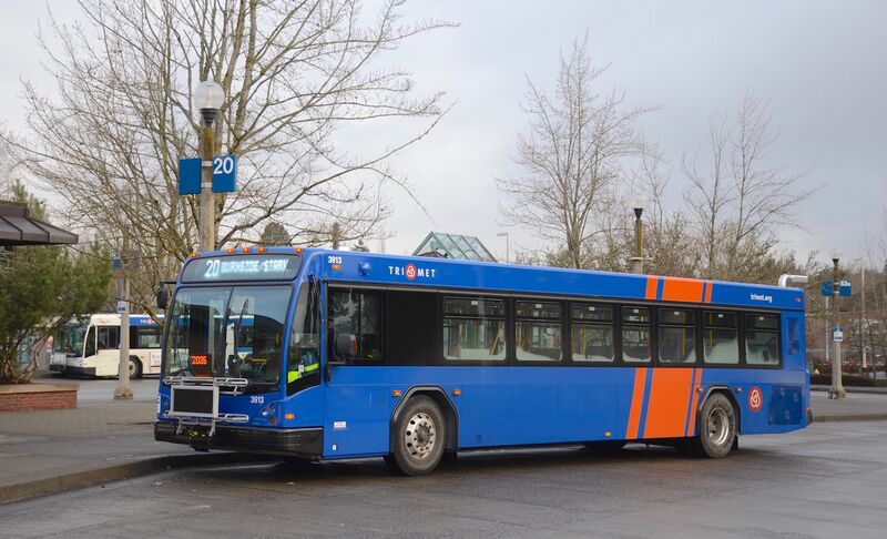 File:TriMet bus 3913 in new paint scheme, at Beaverton TC on 2-16-2019.jpg